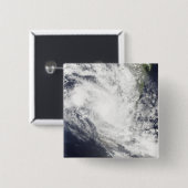 Badge Carré 5 Cm Le cyclone tropical Fami survole Madagascar (Devant & derrière)