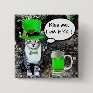 BADGE CARRÉ 5 CM LE JOUR DE SAINT PATRICK CAT WITH GREEN IRISH
