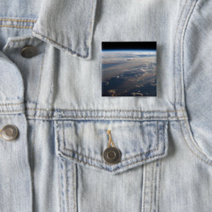 Badge Carré 5 Cm Le lever Du Soleil Coule De Longues Ombres Sur La