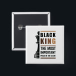 Badge Carré 5 Cm Le Roi Noir La Pièce La Plus Importante Dans Le Je<br><div class="desc">Pour les rois noirs qui aiment jouer aux échecs. La Vie Noire Est Importante. Qu'il s'agisse du Mois de l'histoire des Noirs ou non, un mois ne peut pas tenir notre histoire. L'Afrique est dans notre ADN. Portez vos vêtements de mélanine afro-américains pour les hommes et les garçons avec fierté....</div>