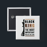 Badge Carré 5 Cm Le Roi Noir La Pièce La Plus Importante Dans Le Je<br><div class="desc">Pour les rois noirs qui aiment jouer aux échecs. La Vie Noire Est Importante. Qu'il s'agisse du Mois de l'histoire des Noirs ou non, un mois ne peut pas tenir notre histoire. L'Afrique est dans notre ADN. Portez vos vêtements de mélanine afro-américains pour les hommes et les garçons avec fierté....</div>