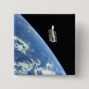 Badge Carré 5 Cm Le télescope spatial de Hubble avec une terre