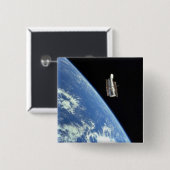 Badge Carré 5 Cm Le télescope spatial Hubble avec une terre bleue (Devant & derrière)