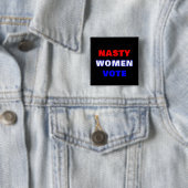 Badge Carré 5 Cm Les Femmes Nasty votent (En situation)
