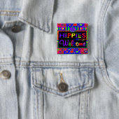 Badge Carré 5 Cm Les hippies font bon accueil toujours au bouton (En situation)