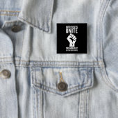 Badge Carré 5 Cm Les Introvertis S'Unissent Séparément Dans Vos Pro (En situation)