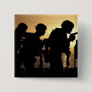 Badge Carré 5 Cm Les marines mettent le feu à des pistolets de 9mm