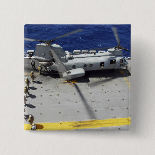 Badge Carré 5 Cm Les marines montent à bord d'un hélicoptère de