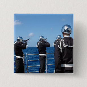 Badge Carré 5 Cm Les marins mettent le feu à un salut d'arme à fe