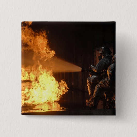 Badge Carré 5 Cm Les pompiers éteignent un feu simulé de batterie (Devant)