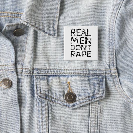 BADGE CARRÉ 5 CM LES VRAIS HOMMES NE VIENNENT PAS (En situation)