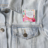 BADGE CARRÉ 5 CM LETTRE FLEURIE ROSSE ENVELOE FÊTE DES MÈRES (En situation)