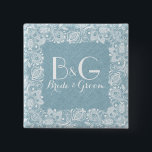 Badge Carré 5 Cm Lin bleu Faux et dentelle florale blanche<br><div class="desc">Texture burlap bleu naturel et élégante dentelle vintage traditionnelle blanche florale. Ce n'est pas du vrai lin mais une image imprimée sur le bouton. Si vous avez besoin d'aide pour customiser un de mes designs, contactez le concepteur ArtOnWear. Mise en forme de texte gratuite avec aide en direct disponible sur...</div>