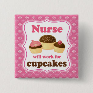 Badge Carré 5 Cm L'infirmière travaillera pour des petits gâteaux