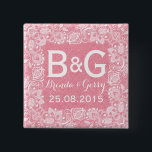Badge Carré 5 Cm Linge rose et blanc en dentelle florale 2<br><div class="desc">Texture de burlap en faux rose naturel et cadre en dentelle blanc vintage traditionnel élégant. Ce n'est pas du vrai lin mais une image imprimée sur le bouton. Si vous avez besoin d'aide pour customiser un de mes designs, contactez le concepteur ArtOnWear. Mise en forme de texte gratuite avec aide...</div>