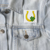 Badge Carré 5 Cm Lucky Golden Horseshoe avec Shamrock en blanc (En situation)