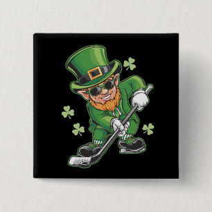 Badge Carré 5 Cm Lutin jouant au hockey St Patrick's Day Irlandais