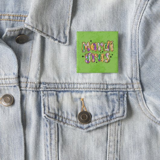Badge Carré 5 Cm Mardi Gras jaune vert pourpre (En situation)