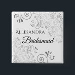 Badge Carré 5 Cm Mariage Bridesmaid Nom Balise Fancy Silver Filigre<br><div class="desc">Identifiez les joueurs clés à votre douche nuptiale, à votre dîner de mariage ou de répétition avec nos élégants boutons en faux feuille argent. Conçu pour se coordonner avec notre Silver Foil Mariage Suite, ce bouton présente une fausse feuille argentée fleurissant sur un arrière - plan blanc avec texte noir...</div>