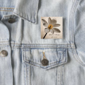 Badge Carré 5 Cm Mariage Fleur sauvage blanc (En situation)
