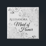 Badge Carré 5 Cm Mariage Maid of Honor Nom Étiquette Boucles en den<br><div class="desc">Identifiez les joueurs clés de votre soupe nuptiale, de votre dîner de mariage ou de répétition avec nos élégants boutons Silver Faux Foil. Conçu pour coordonner avec notre Silver Foil Elegant Wedding Suite, ce bouton présente une fausse feuille argentée fleurissant sur un arrière - plan blanc avec texte noir lisant...</div>