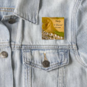 Badge Carré 5 Cm Mariage Rose jaune et perles blanches (En situation)