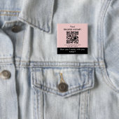 Badge Carré 5 Cm Marque de notaire rose noir avec code QR (En situation)
