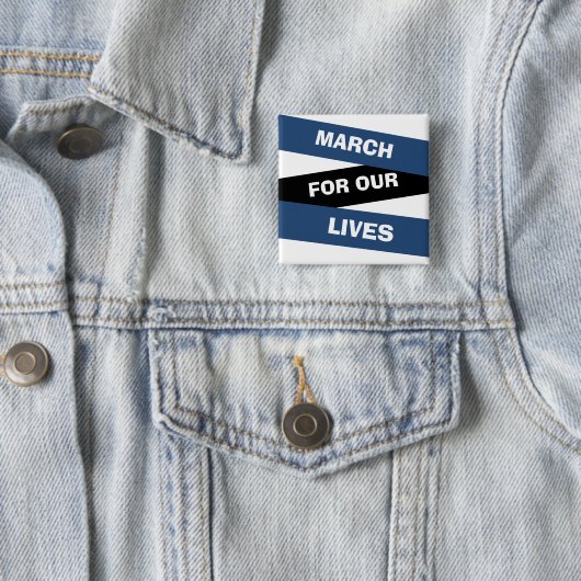 Badge Carré 5 Cm Mars pour notre bouton d'activisme des vies (En situation)