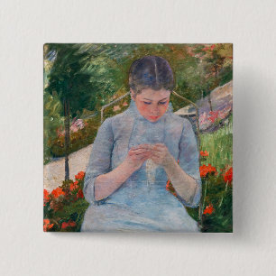 Badge Carré 5 Cm Mary Cassatt - Jeune fille cousant dans un jardin