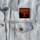 Badge Carré 5 Cm Menorah de Moshe (En situation)