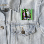 Badge Carré 5 Cm Mère des années 1940 et son bébé géant (En situation)