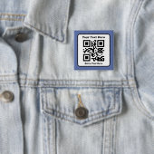 Badge Carré 5 Cm Modèle de code QR scannable avec texte modifiable (En situation)