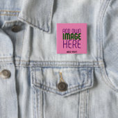 BADGE CARRÉ 5 CM MODÈLE DE TEXTE D'IMAGE CHAUD MODERNE ÉDITABLE (En situation)