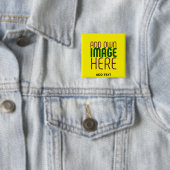 BADGE CARRÉ 5 CM MODERNE ÉDITABLE SIMPLE JAUNE MODÈLE TEXTE IMAGE (En situation)