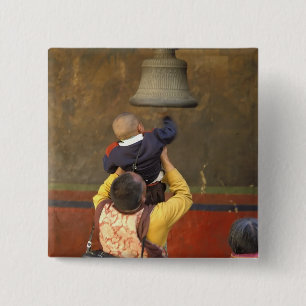 Badge Carré 5 Cm Moine bouddhiste tibétain levant un garçon pour 