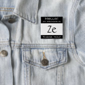 Badge Carré 5 Cm Mon pronom est ZE (En situation)
