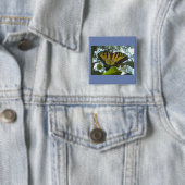 Badge Carré 5 Cm Monarque jaune soleil (En situation)