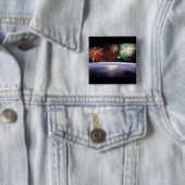 Badge Carré 5 Cm Monde et feux d'artifice (En situation)