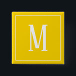 Badge Carré 5 Cm Monogramme blanc sur le bouton Carré jaune d'or<br><div class="desc">Bouton carré avec un monogramme blanc sur un arrière - plan jaune doré. Customisez le bouton avec vos initiales ou initiales,  couleurs,  entre autres options.</div>