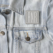 Badge Carré 5 Cm Monogramme initial | Blanc sur gris clair (En situation)