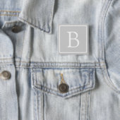 Badge Carré 5 Cm Monogramme simple gris clair (En situation)