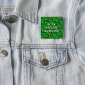 BADGE CARRÉ 5 CM MOTIF ADN (En situation)