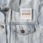 Badge Carré 5 Cm Motif anti-racisme (En situation)