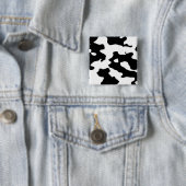 Badge Carré 5 Cm Motif de vache noir et blanc (En situation)
