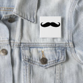 Badge Carré 5 Cm Moustache noire ou moustache noire pour des (En situation)