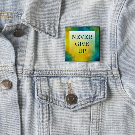 BADGE CARRÉ 5 CM N'ABANDONNEZ JAMAIS (En situation)