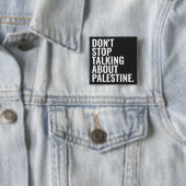 Badge Carré 5 Cm n'arrêtez pas de parler de palestine Basic White (En situation)