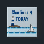 Badge Carré 5 Cm Nautical Lighthouse Bateau Custom Anniversaire de<br><div class="desc">L'insigne d'anniversaire de l'enfant avec la scène nautique numérique d'un voilier naviguant dans un océan ondulé passait devant un phare rayé.</div>