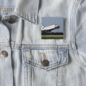 Badge Carré 5 Cm Navette spatiale Découverte atterrit sur la piste  (En situation)