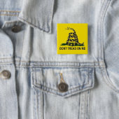 Badge Carré 5 Cm Ne marchez pas sur moi (En situation)